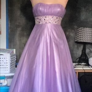 BEAUTIFUL lilac prom dress